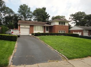 14 Saratoga St, Commack, NY 11725