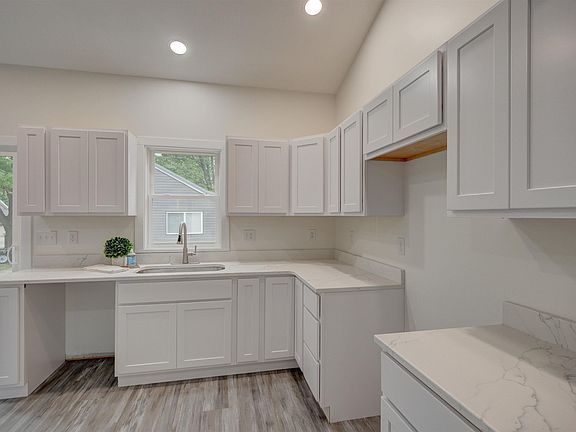 5th image of 411 W Trusler St