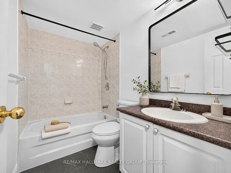 44 Centrepointe Dr — Photo 24