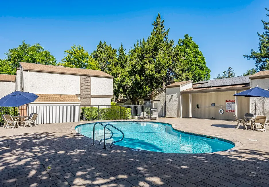 Alvarado Parkside — Photo 3