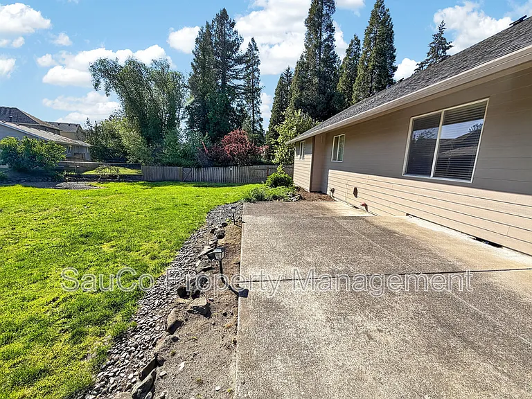 205 NW 8th Ct — Photo 9