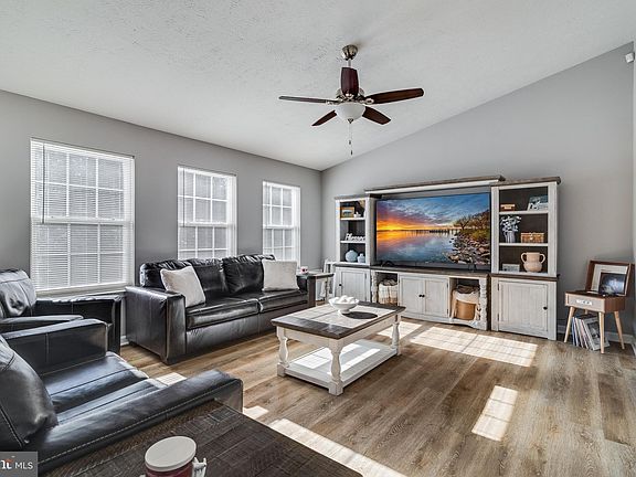 3rd image of 424 Clubhouse Dr