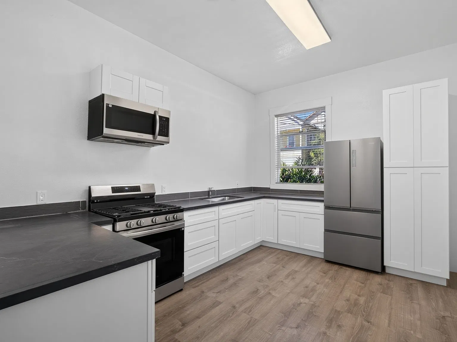 1 bed, 960 sqft, $1,900 — Photo 2