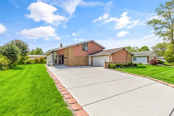 4 bed, 1.5 bath, 2315 sqft, $3,080 — Photo 2