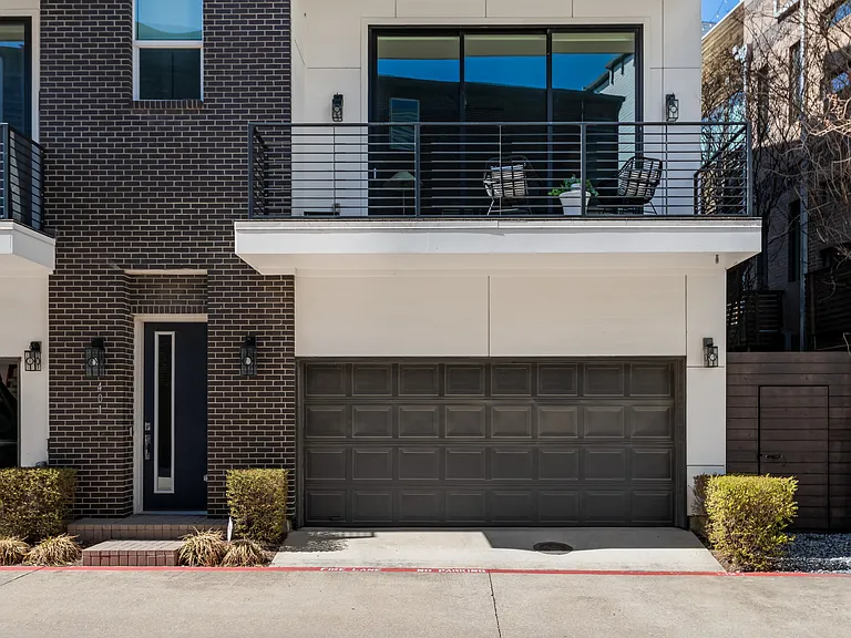 381 E Greenbriar Ln #401 — Photo 3