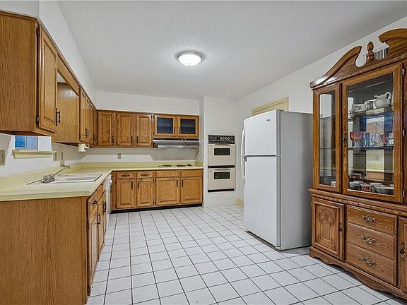 5th image of 731 Stewart Ave