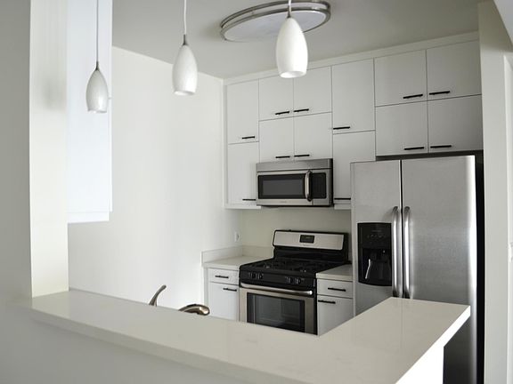 5th image of 525 Santa Monica Blvd APT 202