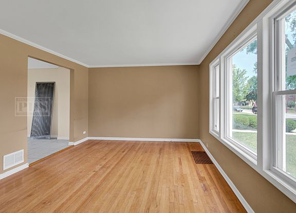 3rd image of 1716 Broadway St
