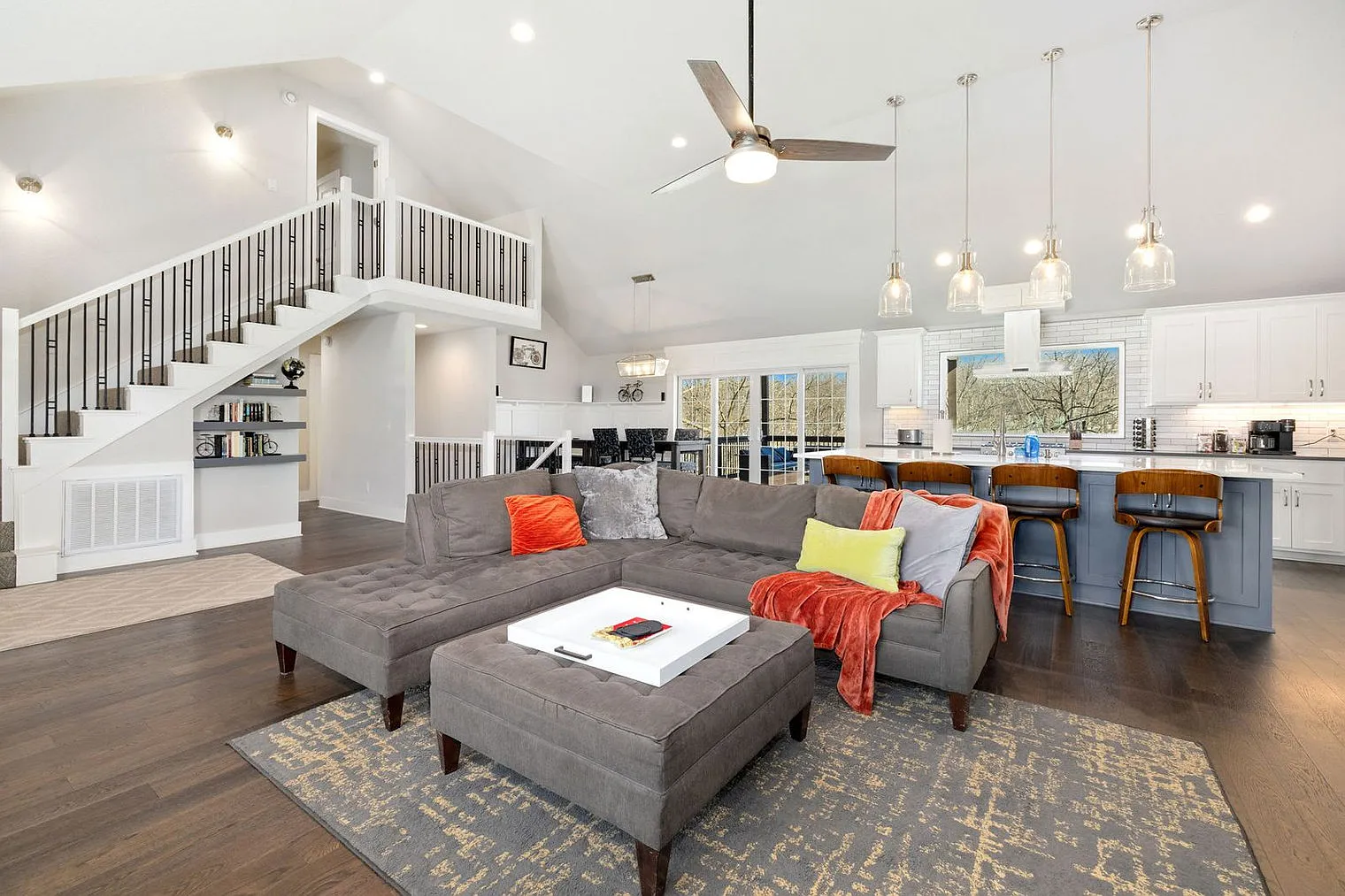 4 bed, 4.0 bath, 4305 sqft, $8,703 — Photo 2
