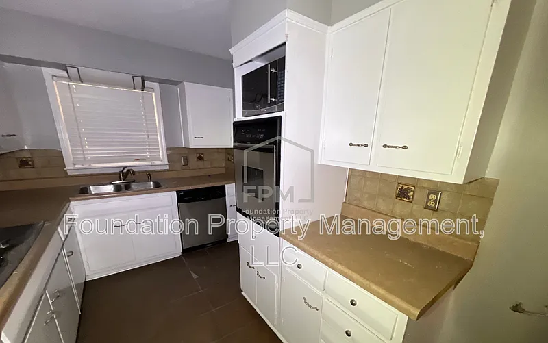 4 bed, 2.0 bath, 1876 sqft, $1,575 — Photo 4