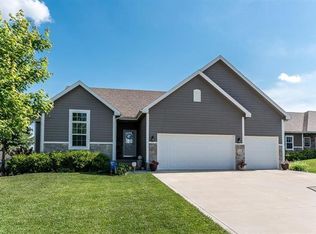 2440 E Sycamore St, Tonganoxie, KS 66086
