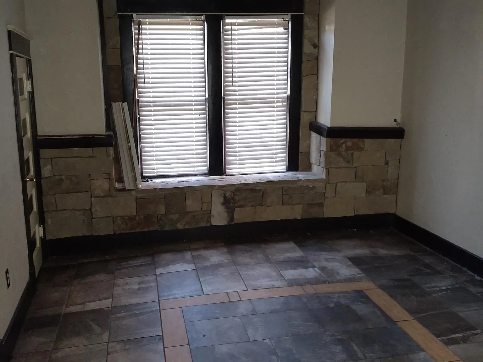 3 bed, 1.5 bath, $900 — Photo 2