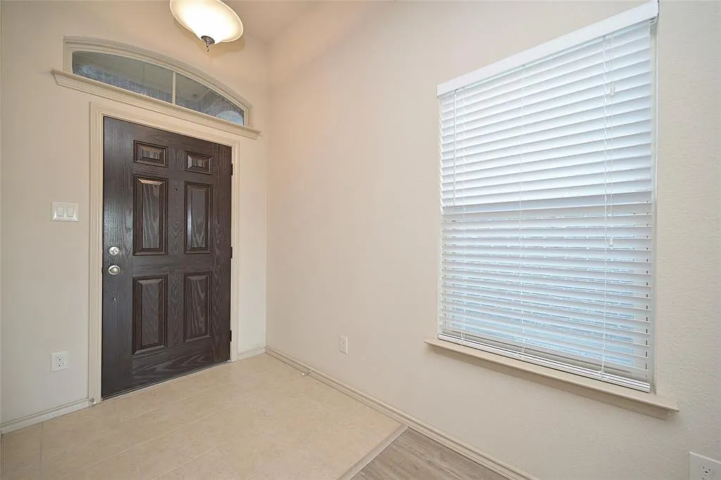 3 bed, 2.0 bath, 1441 sqft, $2,075 — Photo 4