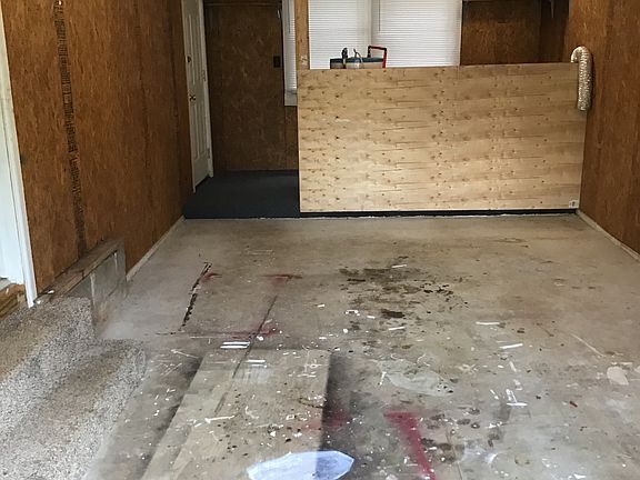 Garage w/ laundry access 