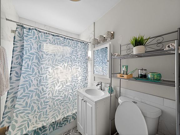 3rd image of 16559 Ashland Ave