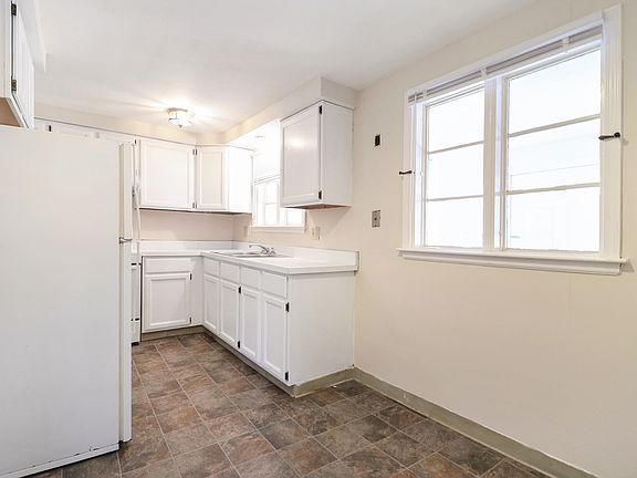 5th image of 3118 S Saint Joseph St