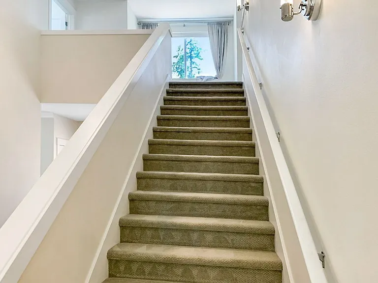707 Newport Ct NE — Photo 29
