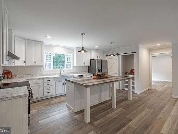 3rd image of 307 Larkspur Rd