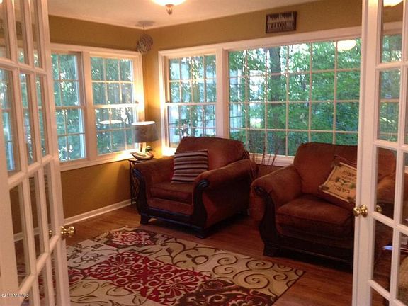 5th image of 5400 Royale Ct NE