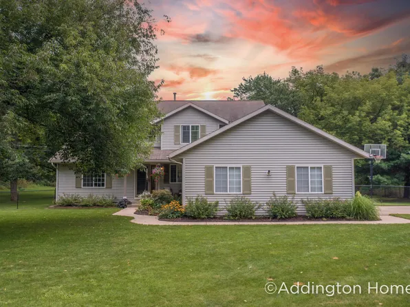 10720 Summit Ave NE, Rockford, MI 49341