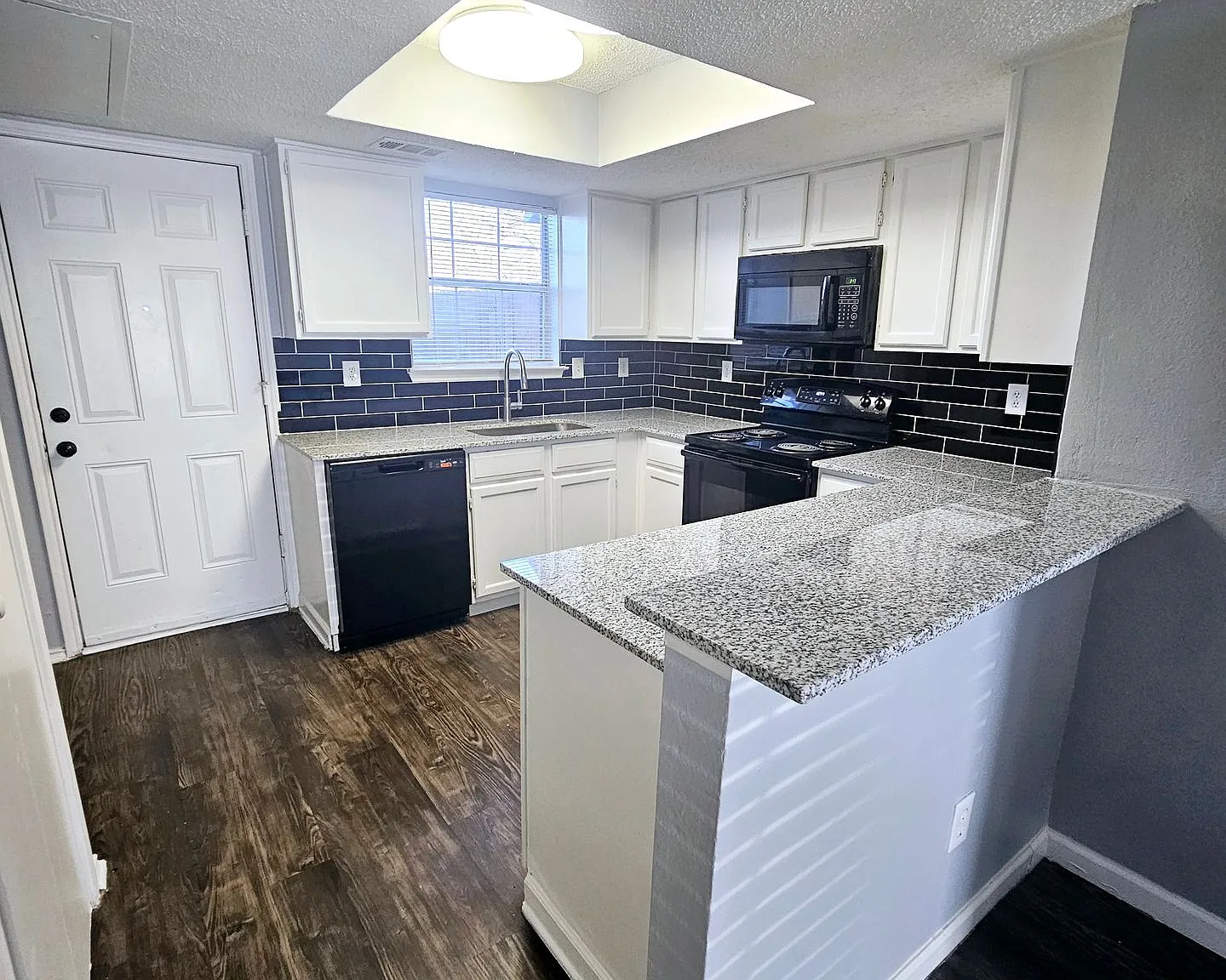 $500.00 of Move In SPECIAL - Updated Townhouse Available Now — Photo 3