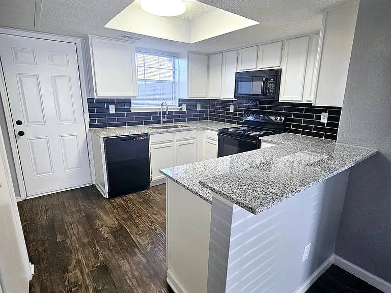 $500.00 of Move In SPECIAL - Updated Townhouse Available Now — Photo 3