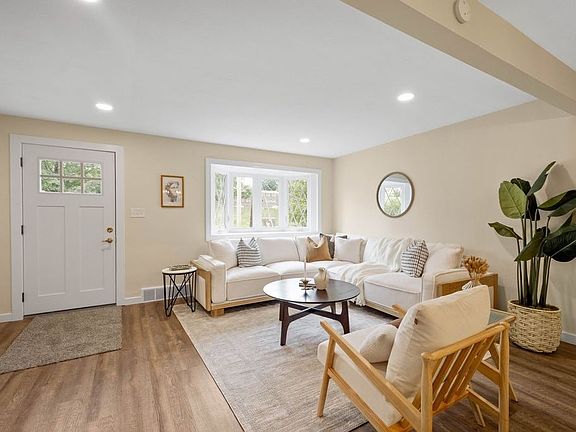 3rd image of 322 College Park Dr