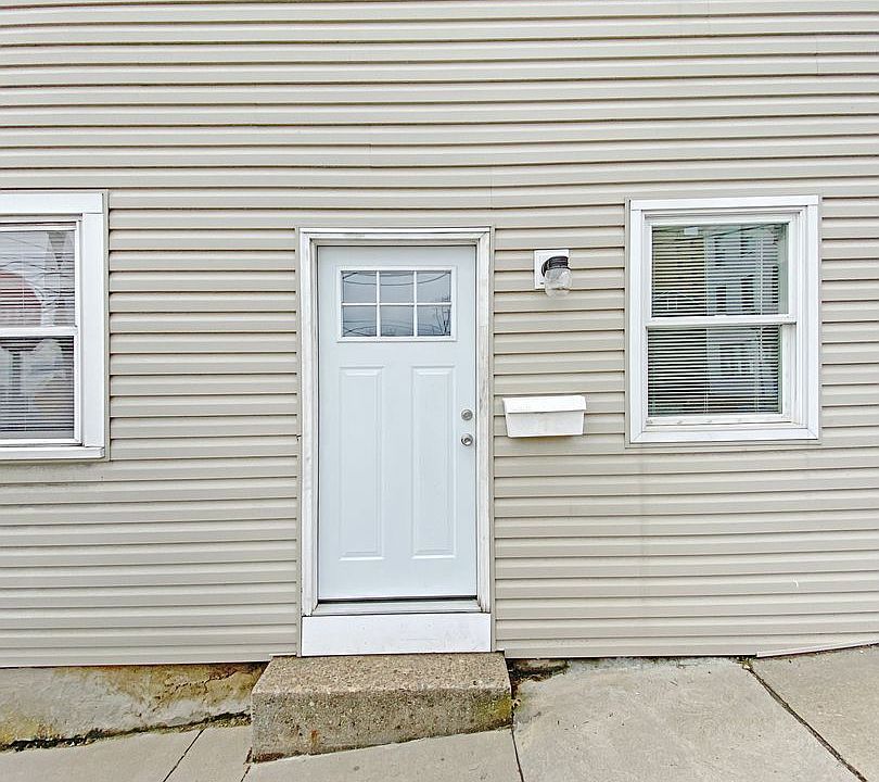 1st image of 32 Wyoming St E #1
