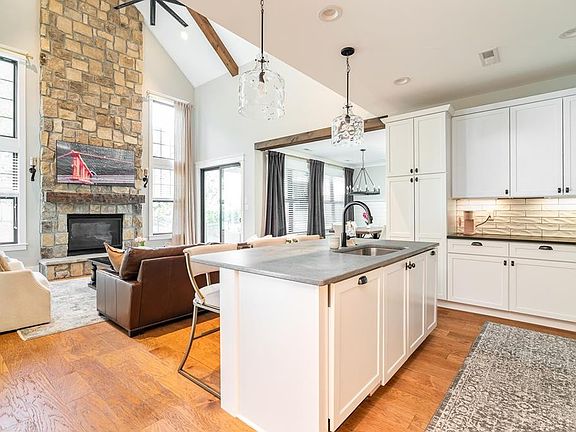 4th image of 504 Simmons View Dr