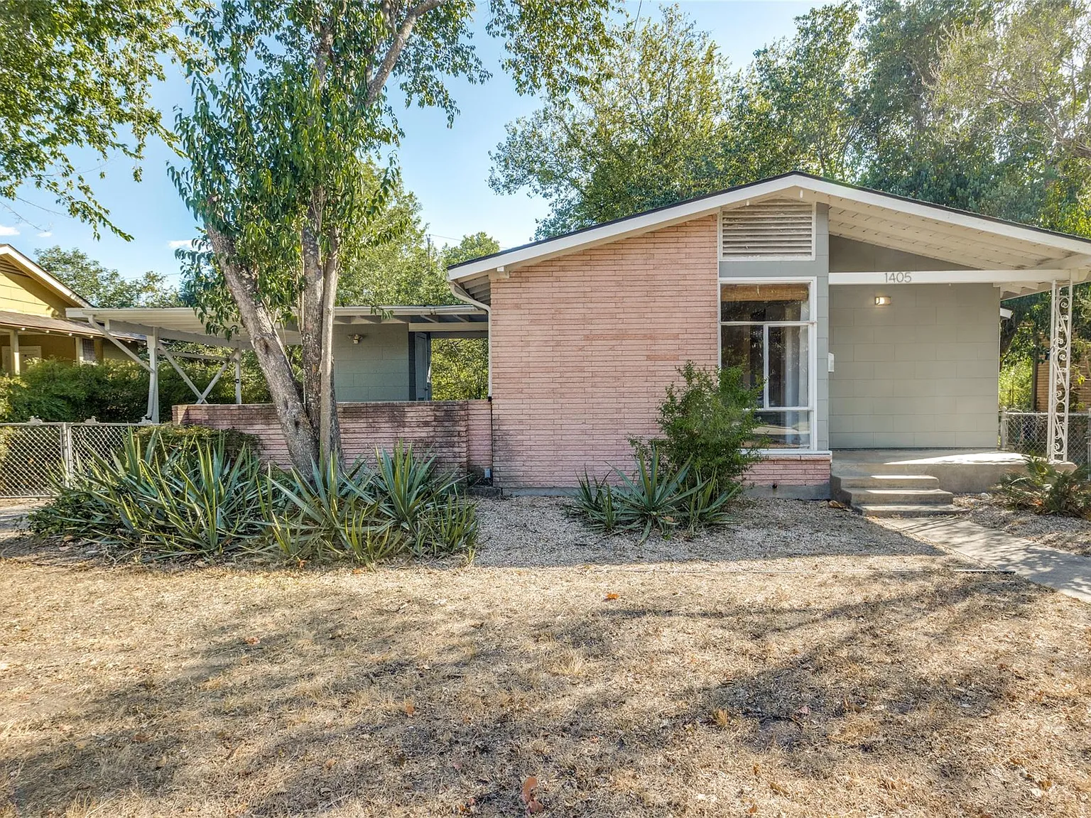 3 bed, 2.0 bath, 1112 sqft, $2,400 — Photo 2