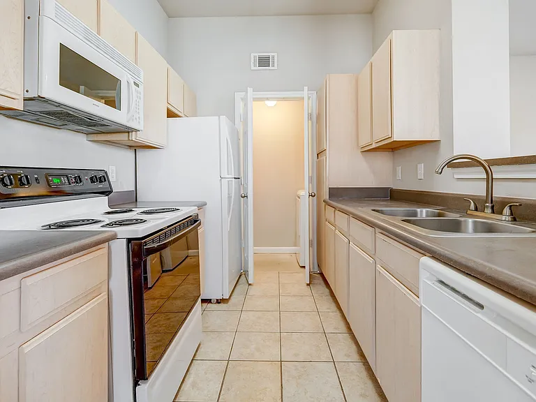 Chateau Des Lions Apartment Homes — Photo 6