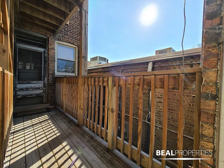550-60 W Aldine Ave — Photo 15