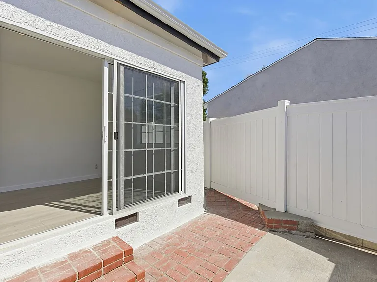 17418 Califa St — Photo 10