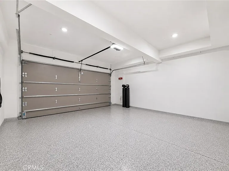 207 Alora — Photo 49