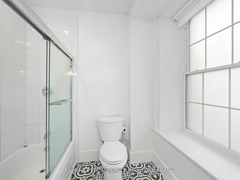 114 Yonge St — Photo 17