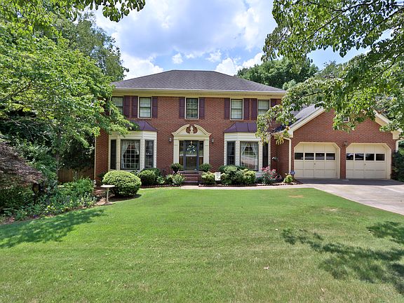 2nd image of 832 Leonard Ct