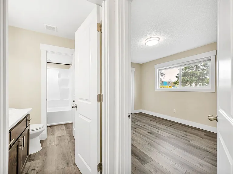 Cape Lee Apartments 2 & 3 Bedroom 1 Bathroom units — Photo 17