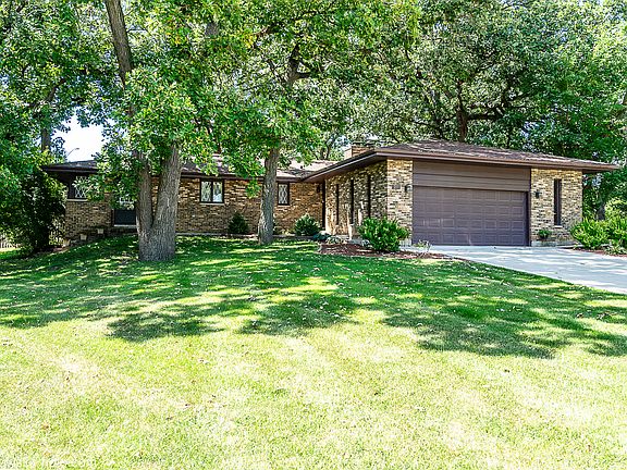 2nd image of 211 Crabapple Ct