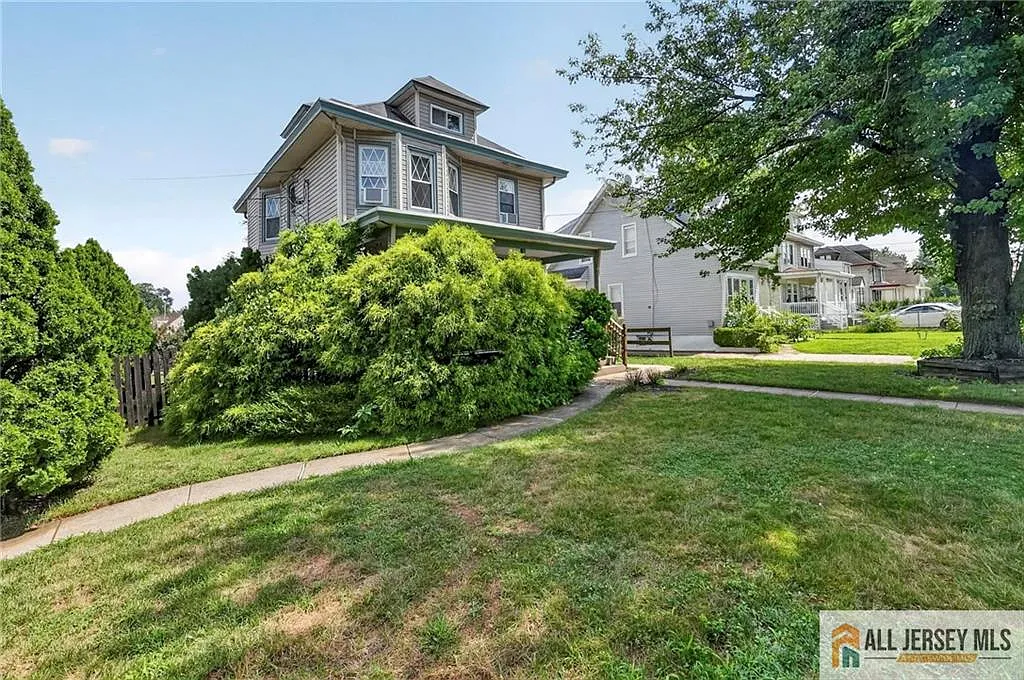 2 bed, 1.0 bath, 1764 sqft, $2,300 — Photo 1