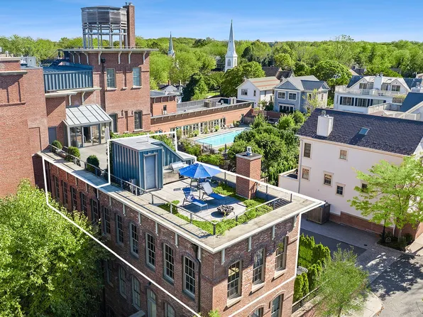 15 Church St #Penthouse 320, Sag Harbor, NY 11963