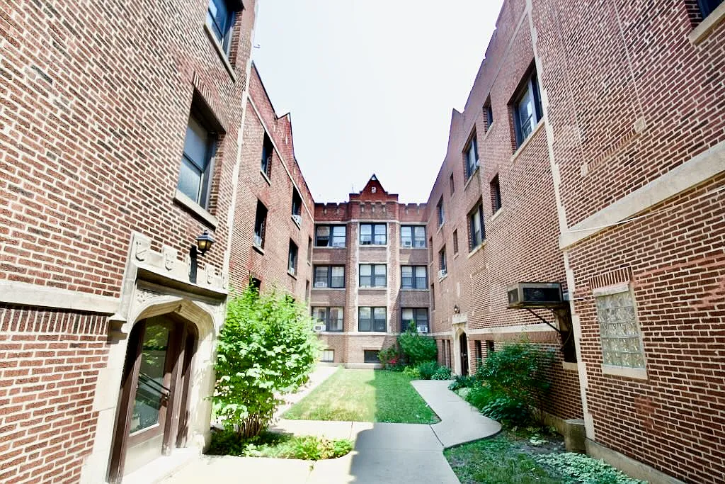 Fabulous Studio, 1 Bath at Hamlin + Milwaukee (Avondale) — Photo 1