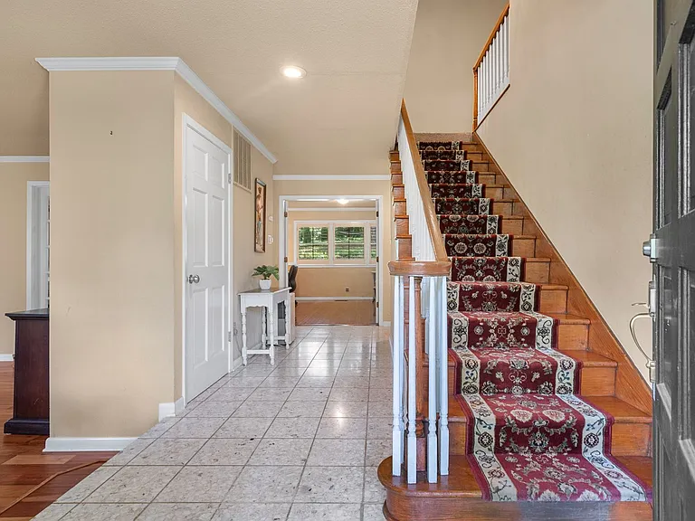 112 Leigh Cir — Photo 4