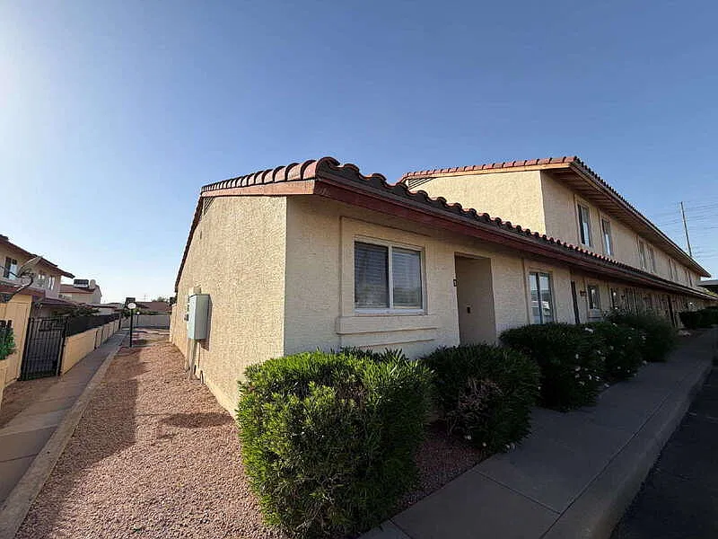 2 bed, 1.5 bath, 950 sqft, $1,650 — Photo 2
