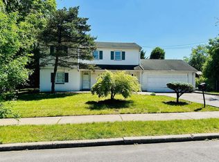 590 Jefferson St, Westbury, NY 11590