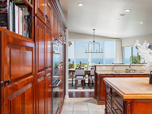 Kitchen with Double Ovens, Warming Drawer, MW, 6 Burner Cooktop, DW