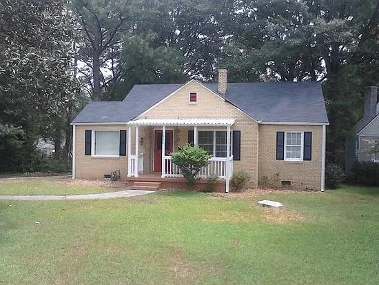 Move In Today! Cute 3 Bedroom 2 Bath Located In Sylvan Hills, Atlanta — Photo 1