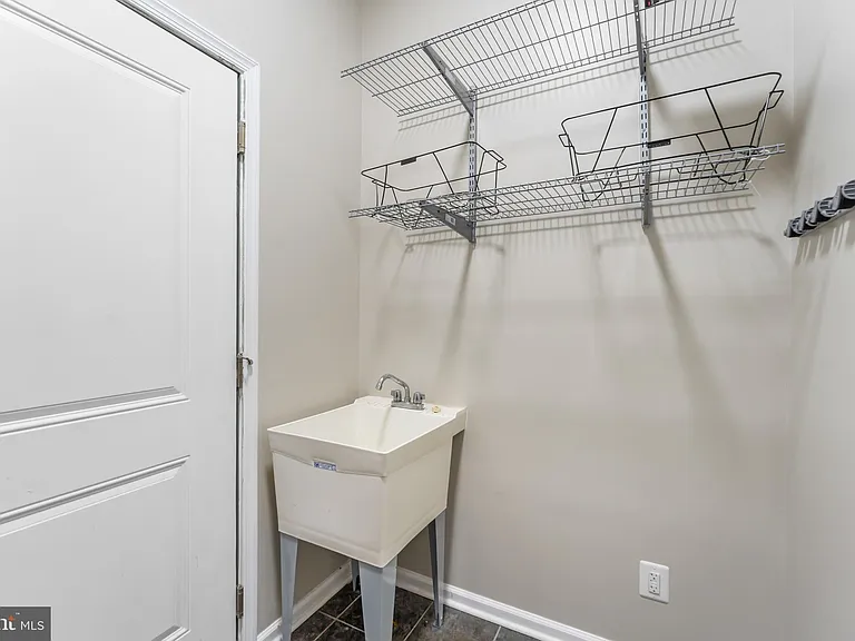 7570 Arundel Woods Dr — Photo 34