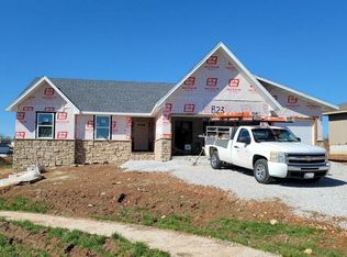 823 S Rockburn Ct, Nixa, MO 65714