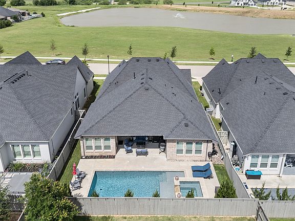 3rd image of 805 Overland Ct