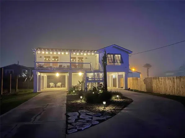 811 S Austin St, Rockport, TX 78382